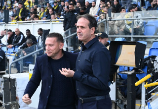 רוני לוי מאמן מכבי נתניה עם ברק בכר מאמן מכבי חיפה (צילום: ברני ארדוב)