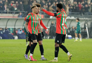 אלי דסה שחקן ניימיכן חוגג עם צ'ארון שרי (צילום: GettyImages, Soccrates Images)