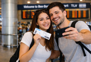 זוג מצטלם עם הכרטיס. המידע שלכם בסכנה (צילום: מעריב אונליין)