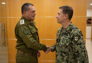 מפקד פיקוד מרכז של צבא ארה"ב אדמירל בראד קופר עם הרמטכ"ל אייל זמיר (צילום: דובר צה"ל)