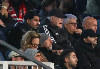 יעקב שחר ביציע לצד ליאור רפאלוב (צילום: קובי אליהו)