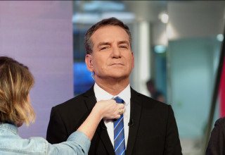 דני קושמרו מגיש את אולפן שישי בערוץ 12 (צילום: צילום מסך ערוץ 12)