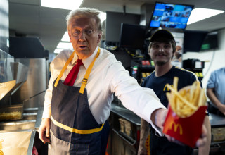 דונלד טראמפ מגיש צ'יפס (צילום: Doug Mills-Pool/Getty Images)