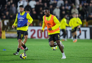 ג'ונבוסקו קאלו, דור מיכה שחקני בית"ר ירושלים בחימום (צילום: לירון מולדובן)