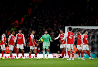 דויד ראיה ושחקני ארסנל (צילום: רויטרס)