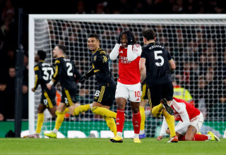 אברצ'י אזה, שחקן ארסנל (צילום: רויטרס)