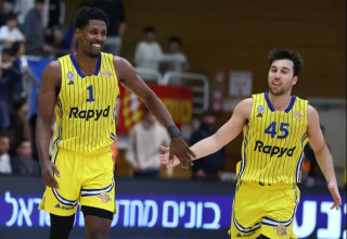 חיוכים אצל מכבי אחרי שבוע נהדר. בלאט והורד (צילום: דני מרון)