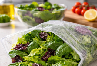 סלט טרי על השיש (צילום: AI)