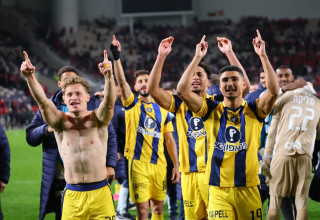 שחקני מכבי תל אביב חוגגים (צילום: אודי ציטיאט)