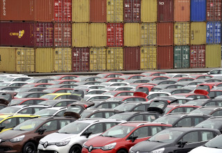 רכבי רנו שיוצרו בטורקיה ממתינים לייצוא (צילום: רויטרס)