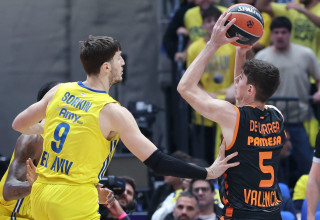 שחקן מכבי תל אביב רומן סורקין שומר על שחקן ולנסיה סרחיו דה לראה (צילום: דני מרון)