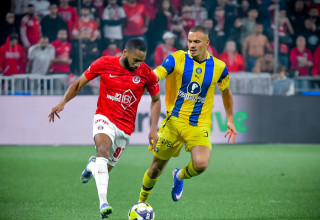 סייד אבו פרחי שחקן מכבי תל אביב מול מרקוס קוקו שחקן הפועל תל אביב (צילום: אריאל שלום)