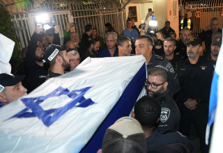 המשטרה מלווה את רס"ר רן גואילי ז"ל למכון לרפואה משפטית (צילום: דוברות המשטרה)