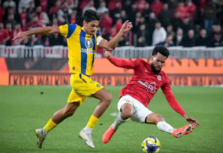 פלקאו שחקן הפועל תל אביב מול דור פרץ שחקן מכבי תל אביב (צילום: אריאל שלום)