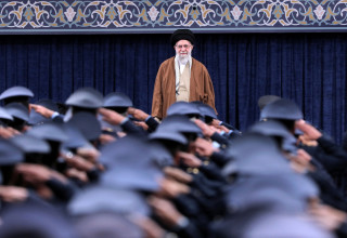 עלי חמינאי וצבא איראן (צילום: רויטרס)