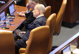 בנימין נתניהו עם הטלפון שלמצלמה שלו מוצמדת מדבקה (צילום: מארק ישראל סלם)