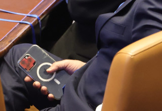 המדבקה על המצלמה בטלפון שבידו של נתניהו (צילום: מארק ישראל סלם)