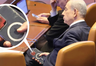 בנימין נתניהו והטלפון הנייד שמצלמתו מכוסה במדבקה (צילום: מארק ישראל סלם)