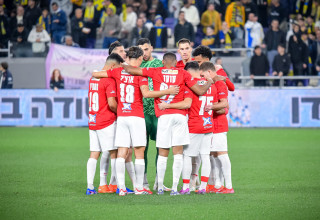 שחקני הפועל תל אביב (צילום: אריאל שלום)