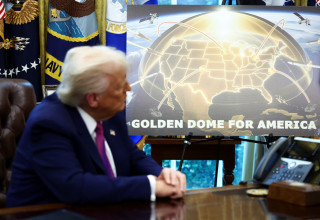 דונלד וראמפ מציג את פרויקט מערכת "כיפת הזהב" האמריקאית (צילום: רויטרס)