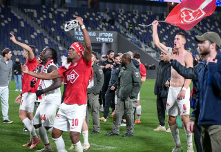 שחקני הפועל תל אביב חוגגים עם הקהל ניצחון מתוק בדרבי (צילום: )