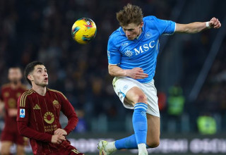 סקוט מקטומיניי ומתיאס סולה בקרב אווירי במשחק בין נאפולי ורומא מהעונה שעברה (צילום: Image Photo Agency)