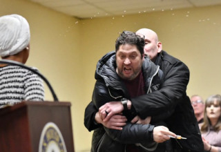 ההסתערות על חברת הקונגרס הדמוקרטי אילהאן עומר (צילום: צילום מסך רשת X)