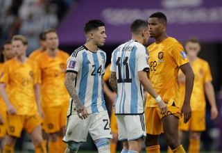 אנסו פרננדס ואנחל די מריה במדי ארגנטינה (צילום: Getty images)