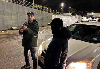 מרדכי דוד חוסם את רכבו של אהרן ברק (צילום: אבשלום ששוני)