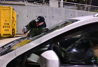 מרדכי דוד חוסם את אהרון ברק (צילום: אבשלום ששוני)