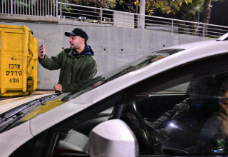 מרדכי דוד חוסם את רכבו של אהרן ברק (צילום: אבשלום ששוני)