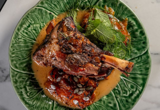 שוק טלה עם וינגרט קפה והל, דלעת בלאדית ונענע, מסעדת קציר במלון דיויד קמפינסקי תל אביב (צילום: איתמר גינזבורג)