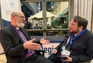 הבישוף תומאס פול שירמאכר בשיחה עם ג'וש ארונסון (צילום: פרטי)