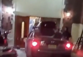 הרכב שדהר אל תוך דלתות בית חב"ד בניו יורק (צילום: צילום מסך רשת X)