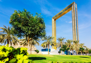 מסגרת התמונה המוזהבת בדובאי (צילום: שאטרסטוק)