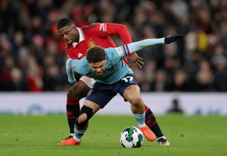 מנואל בנסון מול טיירל מלאסיה של מנצ'סטר יונייטד (צילום: Lewis Storey)