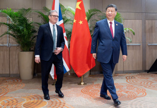 ראש ממשלת בריטניה סטארמר (משמאל) ונשיא סין שי ג'ינפינג (צילום: רויטרס)