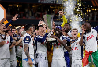 טימו ורנר ושחקני טוטנהאם חוגגים את הזכייה בליגה האירופית (צילום: Getty images)
