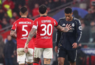 ג'וד בלינגהאם שחקן ריאל מדריד מאוכזב לצד ניקולאס אוטאמנדי שחקן בנפיקה (צילום: רויטרס)