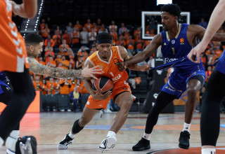 שחקן מכבי תל אביב, ג'יילן הורד, מול שחקן ולנסיה, קמרון טיילור (צילום: אתר רשמי, Miguel Ángel Polo)