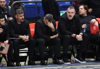 מאמן הפועל תל אביב דימיטריס איטודיס לצד סטפנוס דדאס (צילום: דני מרון)