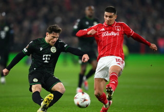 ניקולאס דומינגס שחקן נוטינגהאם פורסט מול גבי קניקובסקי שחקן פרנצווארוש (צילום: אימג'בנק  GettyImages, Clive Mason)