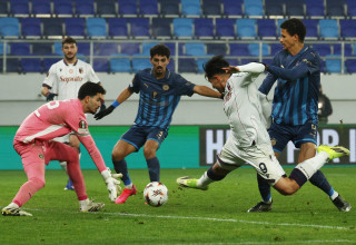 הייטור, רוי רביבו, אופק מליקה שחקני מכבי תל אביב מקיפים את סנטיאגו קסטרו שחקן בולוניה (צילום: רויטרס)