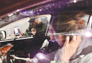 מרדכי דוד חוסם את רכבו של אהרן ברק (צילום: אבשלום ששוני)