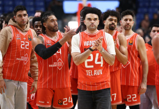 שחקני הפועל תל אביב עם אלייז'ה בריאנט (צילום: דני מרון)