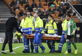 ואן פרסי מנחם את בנו (צילום: GettyImages)