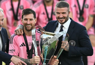 ליאו מסי עם דיוויד בקהאם וגביע אליפות ה-MLS (צילום: CHANDAN KHANNA)