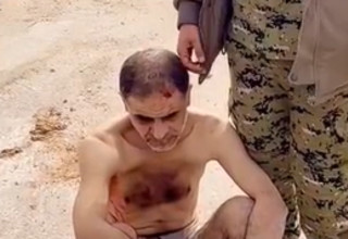 ראש המיליציה משפיל מפקד בחמאס (צילום: רשתות ערביות)