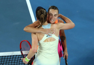 ארינה סבאלנקה מחבקת את ילנה ריבאקינה (צילום: רויטרס)