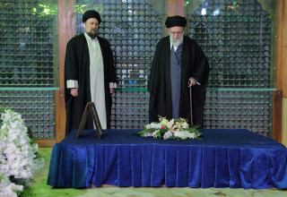 עלי חמינאי ונכדו של חומייני חסאן על קברו של המנהיג לשעבר (צילום: רויטרס)